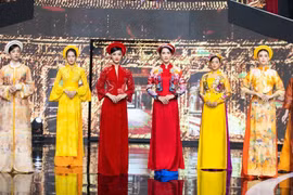 Une collection d'ao dài fait revivre la peinture folklorique de Kim Hoàng