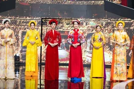 Une collection d'ao dài fait revivre la peinture folklorique de Kim Hoàng