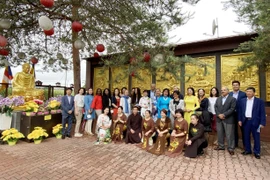 La culture traditionnelle vietnamienne impressionne des amis internationaux en R. tchèque