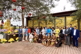 La culture traditionnelle vietnamienne impressionne des amis internationaux en R. tchèque