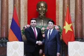 Le président Luong Cuong (droite) reçoit le président de l'Assemblée nationale arménienne, Alen Simonyan. Photo: VNA