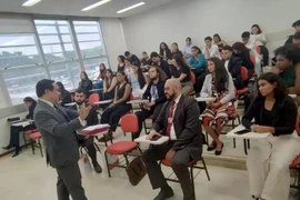 La rencontre entre l'ambassadeur du Vietnam en Brésil, Bui Van Nghi, et des étudiants brésiliens. Photo: VNA