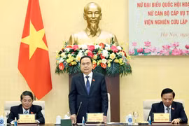 Le président de l'AN Tran Thanh Man à la rencontre des femmes députés. Photo: VNA