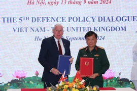 Le général de corps d'armée Hoang Xuan Chiên (droite) et le secrétaire d'État britannique à la Défense, Vernon Coaker. Photo: VNA