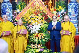Le Premier ministre présente ses vœux à l’occasion de la Journée du Vesak. Photo: VNA