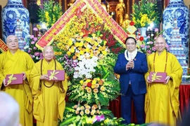 Le Premier ministre présente ses vœux à l’occasion de la Journée du Vesak. Photo: VNA