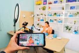 Le commerce électronique en général et le live stream, où les acheteurs et les vendeurs effectuent des transactions vidéo en temps réel, se sont développés au Vietnam ces derniers temps. Photo: VIR