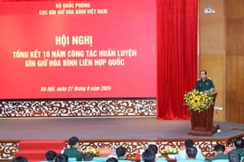 Le général de corps d’armée Phung Si Tân, chef d’État-major général adjoint de l’Armée populaire du Vietnam, à la conférence. Photo: VNA