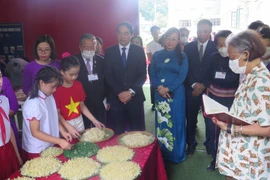 La princesse thaïlandaise Maha Chakri Sirindhorn visit l'école primaire Nam Cuong. Photo: VNA