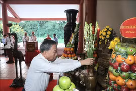 Le secrétaire général du Parti, To Lam, rend hommage au Président Ho Chi Minh à Ca Mau. Photo: VNA