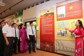 Des visiteurs à l'exposition sur les contributions du Président Ho Chi Minh à la Victoire de Dien Bien Phu. Photo: internet