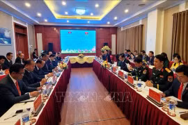L'entretien entre des représentants de la province vietnamienne de Quang Binh et de la province lao de Khammouane. Photo: VNA