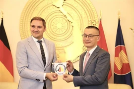 L'ambassadeur du Vietnam en Allemagne Vu Quang Minh (droite) et le secrétaire d'État du Mecklembourg-Poméranie-Occidentale, Patrick Dahlemann. Photo: VNA