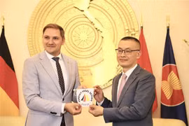 L'ambassadeur du Vietnam en Allemagne Vu Quang Minh (droite) et le secrétaire d'État du Mecklembourg-Poméranie-Occidentale, Patrick Dahlemann. Photo: VNA