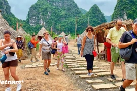 Des touristes internationaux visitent le tournage du film "Kong : Skull Island" à Ninh Binh. Photo : Vietnam+