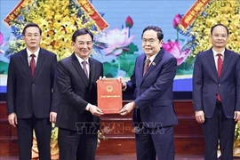 Le président de l'Assemblée nationale, Tran Thanh Man (deuxième à partir de la droite), remet la résolution n° 1191/NQ-UBTVQH du Comité permanent de l'Assemblée nationale aux dirigeants de Bac Giang. (Photo : VNA