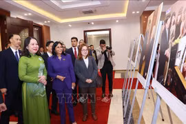 La vice-présidente Vo Thi Anh Xuan et la vice-présidente permanente du Venezuela, Delcy Rodríguez Gómez, visitent une exposition de photos sur les relations Vietnam-Vénézuela, organisée par l'Agence vietnamienne d'information. Photo : VNA