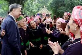 Le président To Lam rencontre le peuple au site des reliques du Président Ho Chi Minh au Palais présidentiel, le 23 mai 2024. Photo : VNA