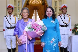 La vice-présidente Vo Thi Anh Xuan (droite) et la princesse thaïlandaise Maha Chakri Sirindhorn, en visite de travail au Vietnam. Photo: VNA