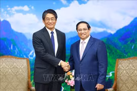 Le Premier ministre Pham Minh Chinh (droite) reçoit l'ambassadeur du Japon Ito Naoki, venu le saluer à l'occasion de son mandat au Vietnam. Photo: VNA