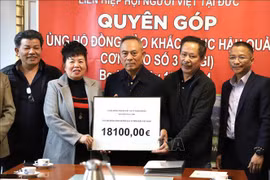 Les Vietnamiens vivant en Allemagne ont fait un don total de plus de 150 000 euros (167 100 dollars) pour soutenir les victimes du typhon Yagi. Photo: VNA