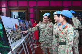 Exposition de photos sur le thème « Les femmes militaires vietnamiennes dans les opérations de maintien de la paix des Nations Unies ». Photo: VNA