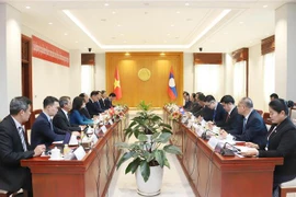 L'entretien entre le vice-président de l'Assemblée nationale du Vietnam Tran Quang Phuong et le vice-président de l'Assemblée nationale du Laos, Souvon Leungbounmi. Photo: VNA