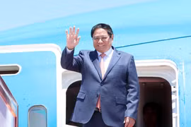 Le PM Pham Minh Chinh est arrivé en Chine pour participer à la 15e Conférence annuelle des pionniers du WEF. Photo: VNA