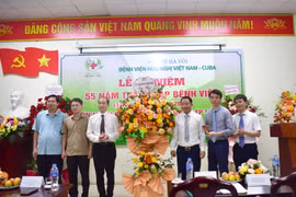 Cérémonie marquant le 55e anniversaire de la fondation de l'Hôpital de l'amitié Vietnam-Cuba. Photo: VNA