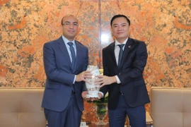 Le directeur général de Petrovietnam, Le Ngoc Son (droite), remet un souvenir à l'ambassadeur d'Algérie au Vietnam. Photo: https://amb-algerie.vn/