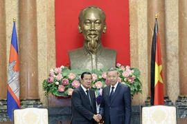 Le président To Lam (droite) et le président du Parti du peuple cambodgien (PPC) et président du Sénat du Cambodge Samdech Techo Hun Sen. Photo: VNA