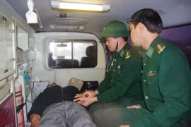 Zainal Abidin et des médecins militaires vietnamiens. Photo: VNA