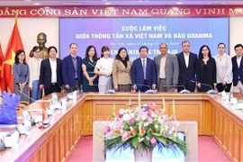 La délégation du journal Granma visite l'Agence vietnamienne d’information (VNA). Photo: VNA