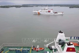 Le commandement de la Région 3 de la Garde côtière vietnamienne a organisé mardi 3 décembre, dans la ville de Vung Tau, province de Ba-Vung Tau (Centre), une cérémonie d'adieu du navire CSB 8005 qui part pour une visite de travail avec la Garde côtière indienne. Photo: VNA