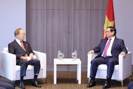 Le président du Groupe CJ, Sohn Kyung Shik, et le Premier ministre Pham Minh Chinh (droite). Photo: VNA