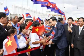Le président de l'AN Tran Thanh Man arrive à Phnom Penh, entamant sa visite officielle au Cambodge. Photo: VNA