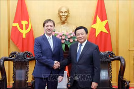 Nguyen Xuan Thang, membre du Bureau politique, directeur de l'Académie nationale de politique Ho Chi Minh, président du Conseil théorique central (droite), et l'ambassadeur de Hongrie au Vietnam Baloghdi Tibor. Photo: VNA