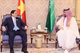 Le Premier ministre Pham Minh Chinh (gauche) et le Premier ministre et prince héritier d'Arabie saoudite Mohammad ben Salmane. Photo : VNA