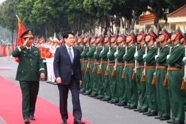 Le président Luong Cuong rend visite au Corps d’armée 12. Photo: VNA