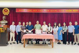 L'ambassade du Vietnam a reçu plus de 33 millions de dôngs (près de 1.350 dollars). Photo: VNA