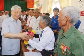 Le secrétaire général Nguyen Phu Trong lors de sa visite dans la commune montagneuse de Son Ha, district de Son Hoa, province de Phu Yen, le 3 mai 2016. Photo : VNA