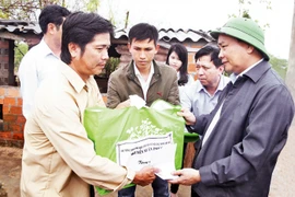 Le Premier ministre Nguyên Xuân Phuc au chevet des sinistrés à Binh Dinh