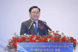 Vuong Dinh Huê et Park Byeong-seug assistent au Forum des entreprises à Séoul