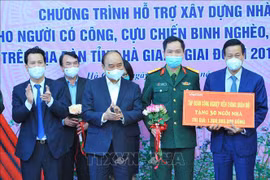 Ha Giang : le président à la réunion résumant le Programme de maisons pour les démunis 