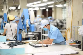 L'industrie textile vietnamienne lutte contre la pandémie avec les EPI
