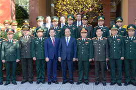 Le chef du gouvernement rend visite aux forces armées à Dà Nang