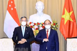 Le président Nguyên Xuân Phuc reçoit le ministre des Affaires étrangères de Singapour