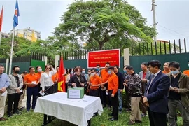 La communauté vietnamienne au Mozambique contribue au Fonds national de vaccination anti-Covid-19 ​