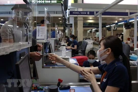 COVID-19 : l'aéroport de Tan Son Nhat désinfecte les bagages de tous les passagers