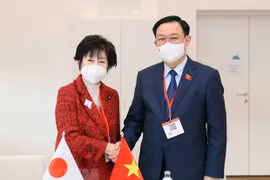 Le président de l’AN Vuong Dinh Hue rencontre la présidente de la Chambre des conseillers du Japon